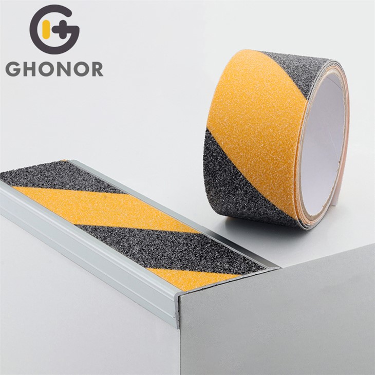 شرائط الأمان الصفراء للسلالم